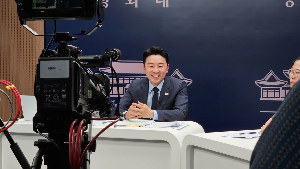 kanghunsik_'s tweet photo. 청와대 라이브 춘추관 오픈스튜디오 개설 기념, 뉴미디어 풀단 9개 매체 합동 인터뷰가 있었습니다. 

미디어 환경이 완전히 달라진 오늘날입니다. 한 시간, 때로는 30분이면 뉴스가 확산되기도 합니다. 그만큼 더 빠르고, 더 정확하고, 더 투명하게 소통하기 위해 노력하기 위한 일환으로 여러 노력을 하고 있습니다.

뉴미디어 언론 분들을 포함하여, 주시는 좋은 말씀은 격려로, 따끔한 지적은 더 나은 정부를 만드는 힘으로 받아들이겠습니다. 감사합니다.