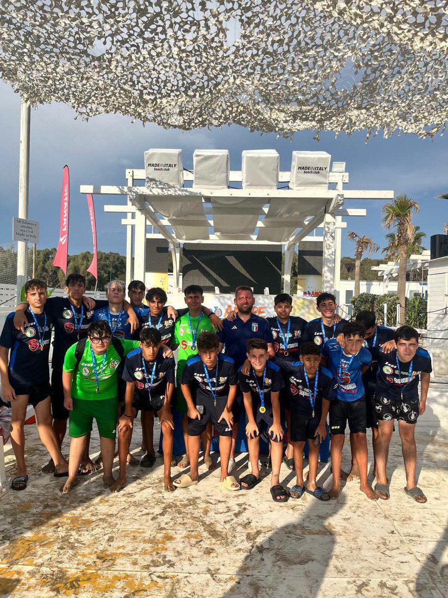 LndCampania's tweet photo. 🏖️ Il 𝗖𝗶𝘁𝘁𝗮̀ 𝗱𝗲𝗴𝗹𝗶 𝗘𝘃𝗲𝗻𝘁𝗶 si aggiudica il 𝙏𝙤𝙧𝙣𝙚𝙤 𝙍𝙚𝙜𝙞𝙤𝙣𝙖𝙡𝙚 𝘽𝙚𝙖𝙘𝙝 𝙎𝙤𝙘𝙘𝙚𝙧 𝙐𝙣𝙙𝙚𝙧 𝟭𝟱 𝙈𝙖𝙨𝙘𝙝𝙞𝙡𝙚, organizzato dal CR Campania FIGC LND in collaborazione con il Coordinamento Settore Giovanile e Scolastico FIGC Campania 🏆 https://t.co/l3J1F9I4RJ