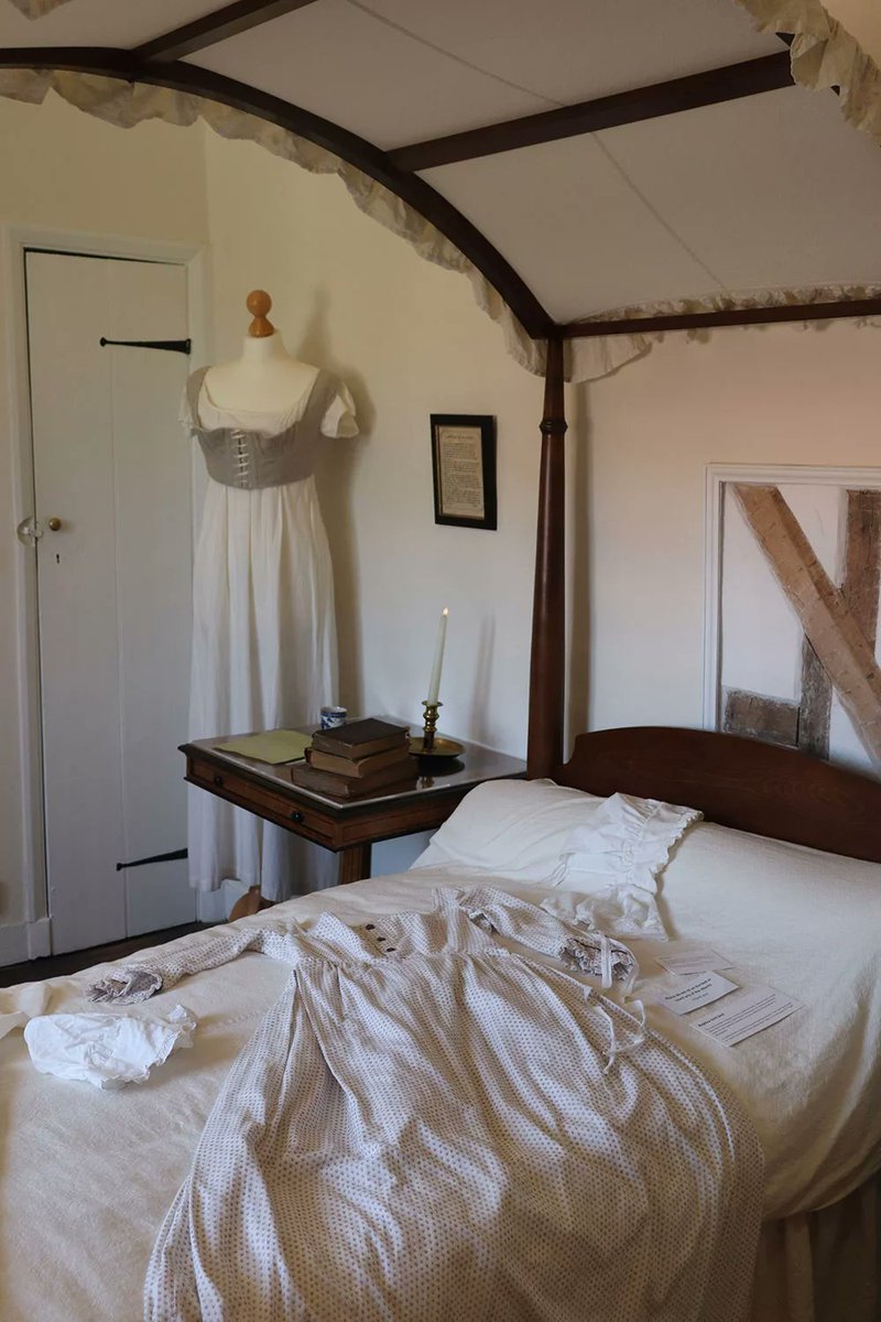pandparchive's tweet photo. bedroom of a 33 year old english writer https://t.co/nWNWSdfECS