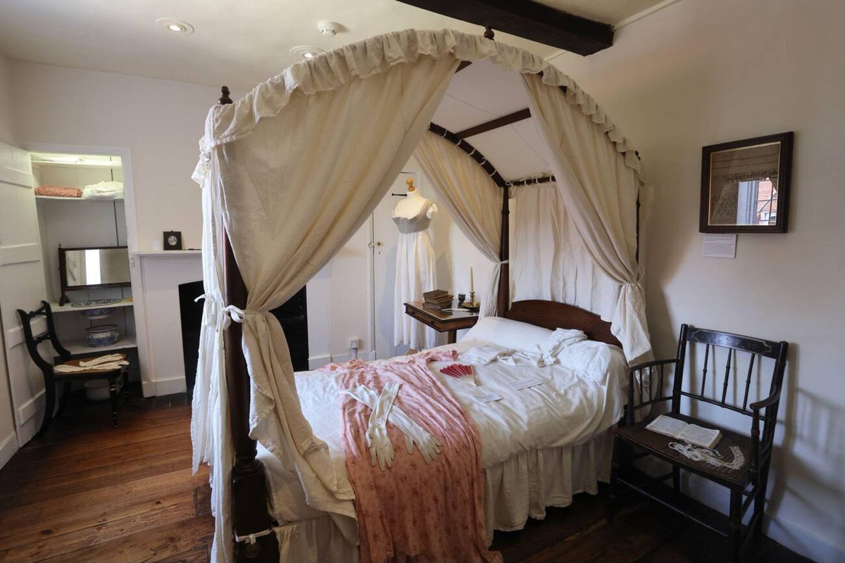 pandparchive's tweet photo. bedroom of a 33 year old english writer https://t.co/nWNWSdfECS