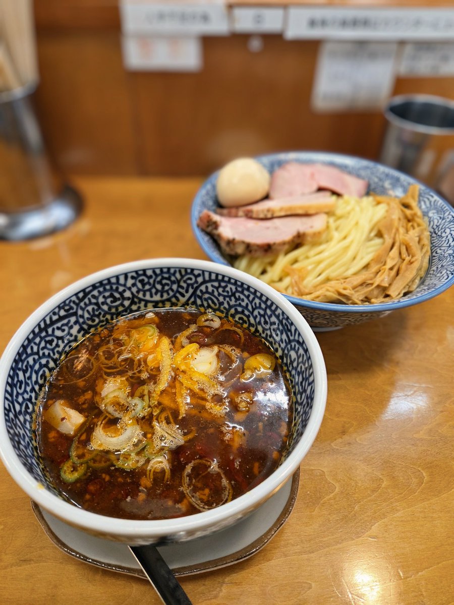 5ac3yMofQG66FjJ's tweet photo. らーめん逆流
｢特製旨辛ゆずつけ麺・中｣

本日頂いたのは、こちらの一杯！
　辛さは爽やかで、甘味や酸味も感じられる清湯系のつけ汁。旨味しっかりで、柚子のアクセントが実に心地よい。そして、何よりも朝一打ち立ての麺が、ツルモチ食感で小麦の香りを感じられ、つけ汁との絡み良好！旨かったです https://t.co/m1mUjJif3D