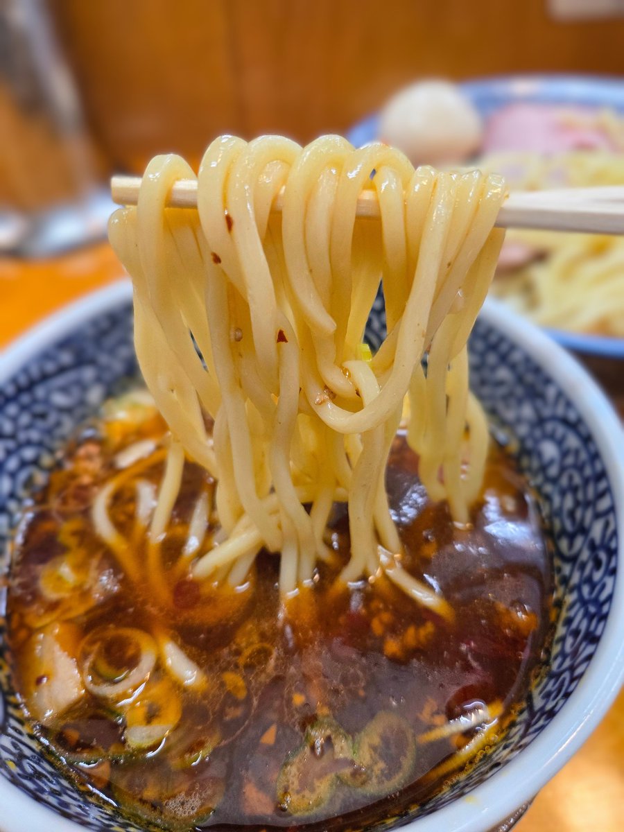 5ac3yMofQG66FjJ's tweet photo. らーめん逆流
｢特製旨辛ゆずつけ麺・中｣

本日頂いたのは、こちらの一杯！
　辛さは爽やかで、甘味や酸味も感じられる清湯系のつけ汁。旨味しっかりで、柚子のアクセントが実に心地よい。そして、何よりも朝一打ち立ての麺が、ツルモチ食感で小麦の香りを感じられ、つけ汁との絡み良好！旨かったです https://t.co/m1mUjJif3D