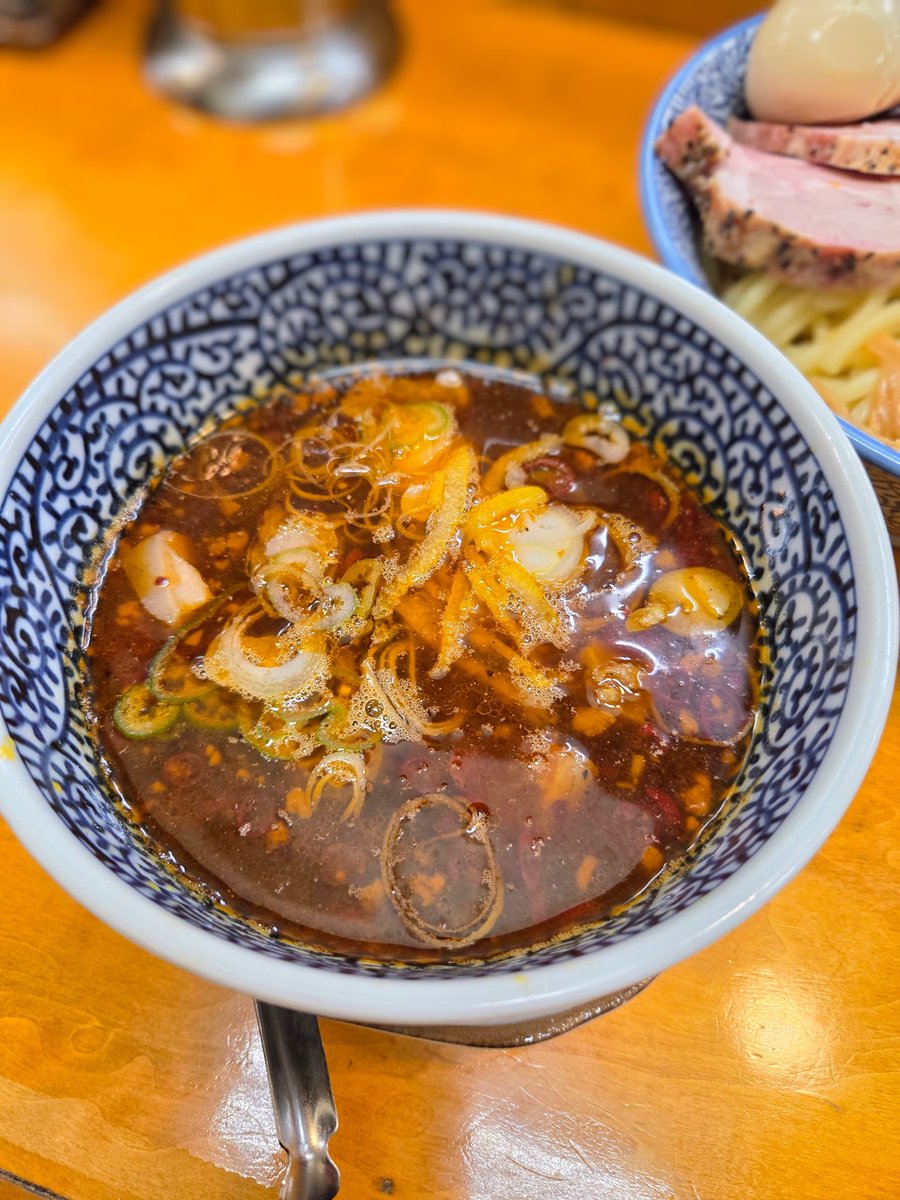 5ac3yMofQG66FjJ's tweet photo. らーめん逆流
｢特製旨辛ゆずつけ麺・中｣

本日頂いたのは、こちらの一杯！
　辛さは爽やかで、甘味や酸味も感じられる清湯系のつけ汁。旨味しっかりで、柚子のアクセントが実に心地よい。そして、何よりも朝一打ち立ての麺が、ツルモチ食感で小麦の香りを感じられ、つけ汁との絡み良好！旨かったです https://t.co/m1mUjJif3D