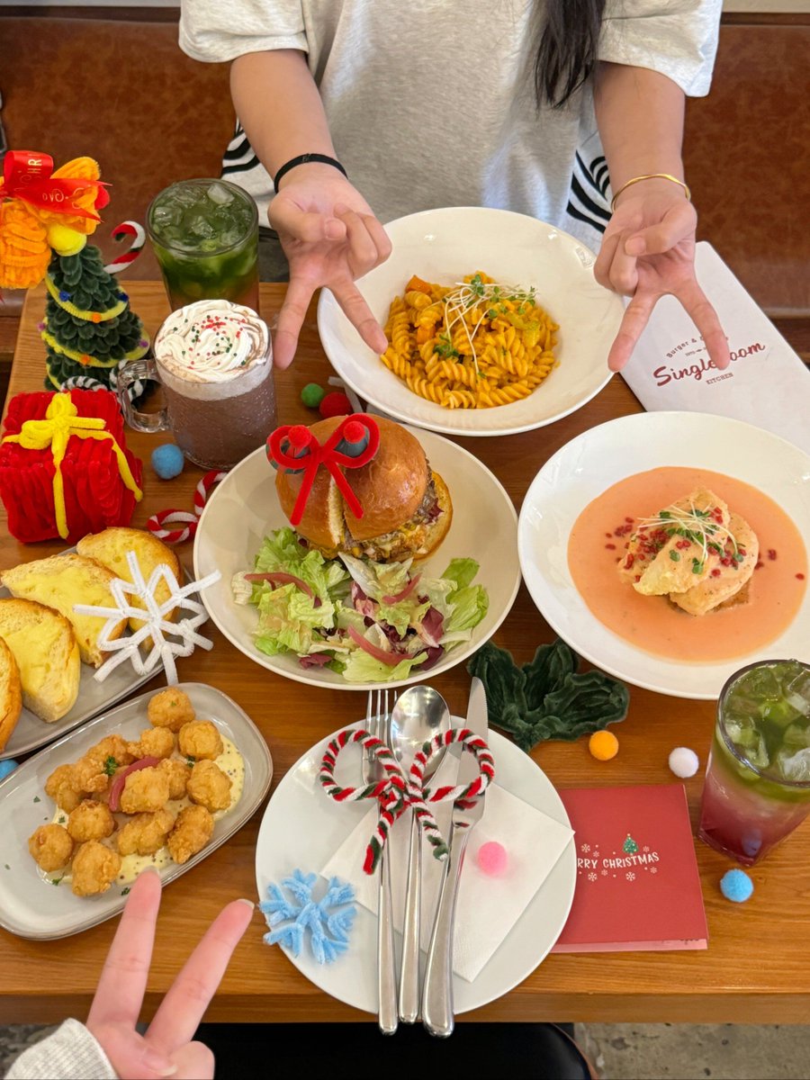 syRh5F2yySlKXIB's tweet photo. Holiday Feast Alert! Creamy pumpkin risotto, glazed ham and spiced apple pie—all prepped and ready for your cozy family gatherings this season. Tag who you’re bringing to the dinner table!  #HolidayEats https://t.co/YAyQvp1ksx