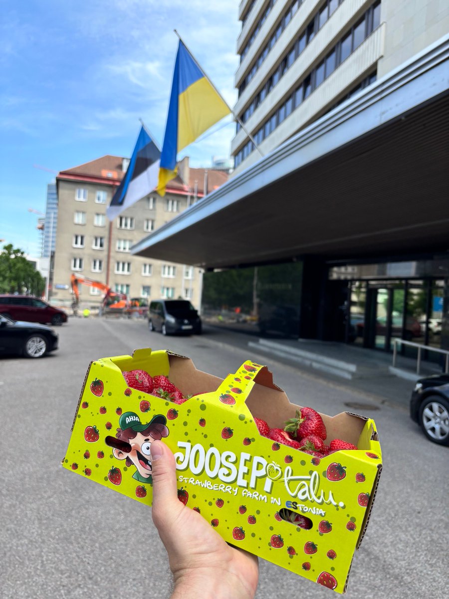KlenJaarats's tweet photo. Farm to fork office lunch today - pro tip for anyone visiting #Estonia. There ś nothing like Estonian strawberries. On top of it, it is still summer-cool here (24C). #strawberryfieldsforever https://t.co/KIzyc0JWVk