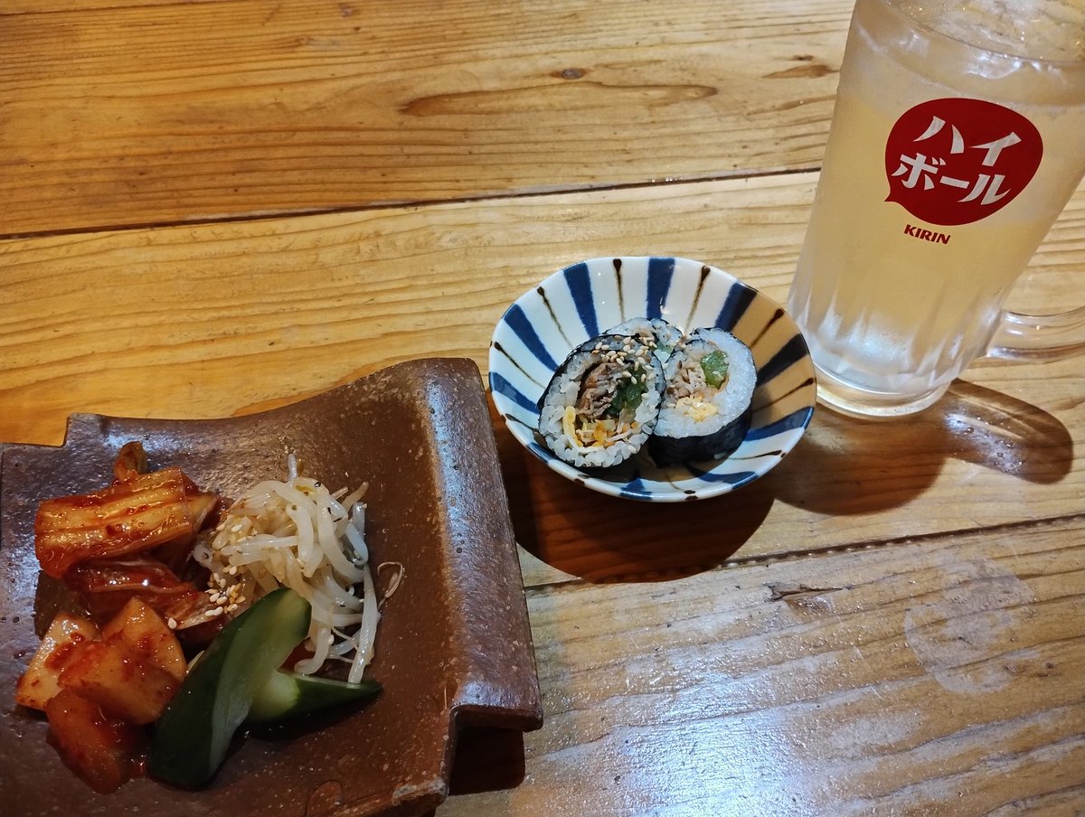 aki_e34's tweet photo. 本日2軒目
前の店でアルコール３杯飲んでるから結構出来上がってるが！
本町の『チヂミのやすす』のやすす呑みセット1100円。
キムチ盛合せ、もやしナムル、キンパ、チヂミ、蒸し豚+アルコール１杯はめっちゃお得かも〜 https://t.co/MacTHED5un