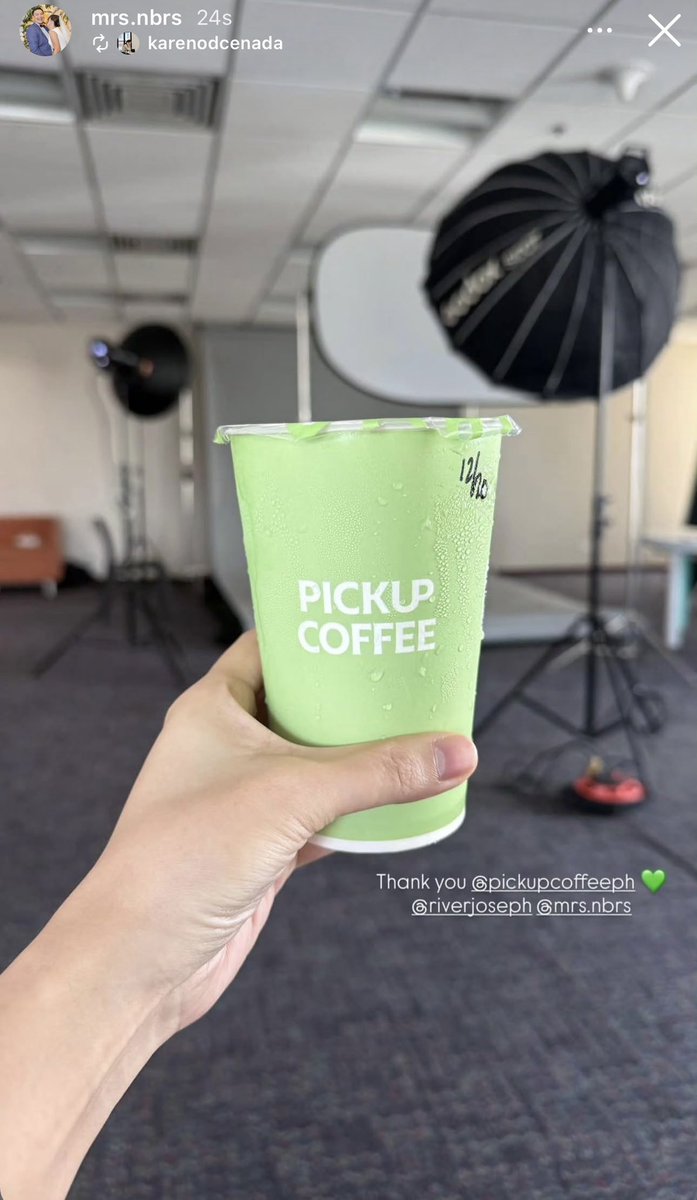 crismarjpeg's tweet photo. Mukhang may photoshoot si Riv? And mukhang may pa food treat from his sponsors? KFC!!! and Pick-Up coffee??? 👀
#RiverJoseph https://t.co/b6N2pQ62pT
