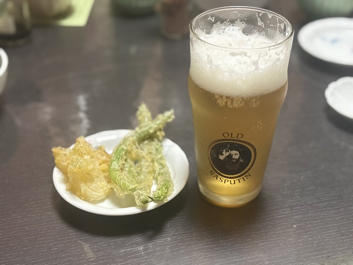 deadontime666's tweet photo. 仕事軽く歩いて
633（黒ラ）と天ぷらで飲ります
実家採れツルナシインゲンとタマネギ https://t.co/uuM8fklqoY