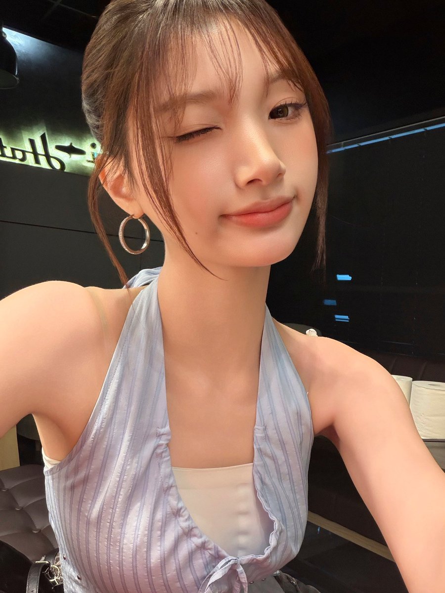 ifeyearchive's tweet photo. [PHOTO] 260701 PLUS CHAT

“🙂😙”

#ifeye #이프아이 #SASHA #사샤 https://t.co/UI53SVcaO2