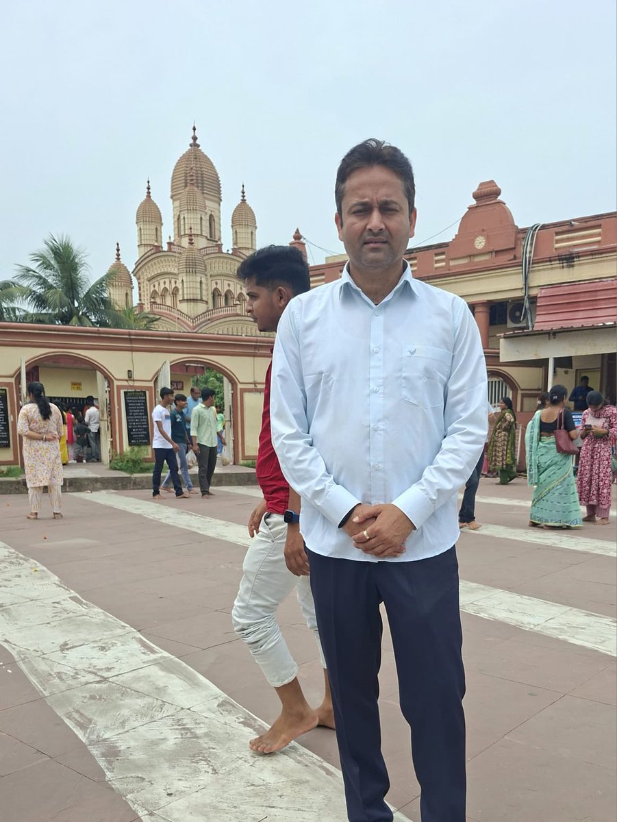YatendraMedia's tweet photo. वरिष्ठ राजनीतिक पत्रकार राय साब को जन्मदिन की हार्दिक बधाई एवं शुभकामनाएँ।

आपका व्यक्तित्व, आपकी बेबाक आवाज़ और सच्चाई के प्रति आपकी प्रतिबद्धता सदैव प्रेरणादायी रही है। 
ईश्वर से प्रार्थना है कि आपको स्वस्थ, सुखी और सफल जीवन प्रदान करें तथा हर दिन नई उपलब्धियों और सम्मान से आपका दामन भर दें।

आपका जीवन यूँ ही प्रकाश और प्रेरणा का स्रोत बना रहे।

स्नेह सहित, जन्मदिन की ढेरों शुभकामनाएँ! 🌹@rai_ravikant