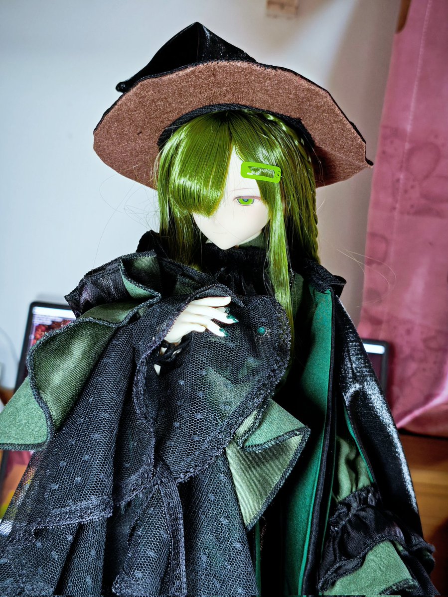 lunatic1157318's tweet photo. friend gave wyll a new set of clothes https://t.co/MtUehO7dZP
