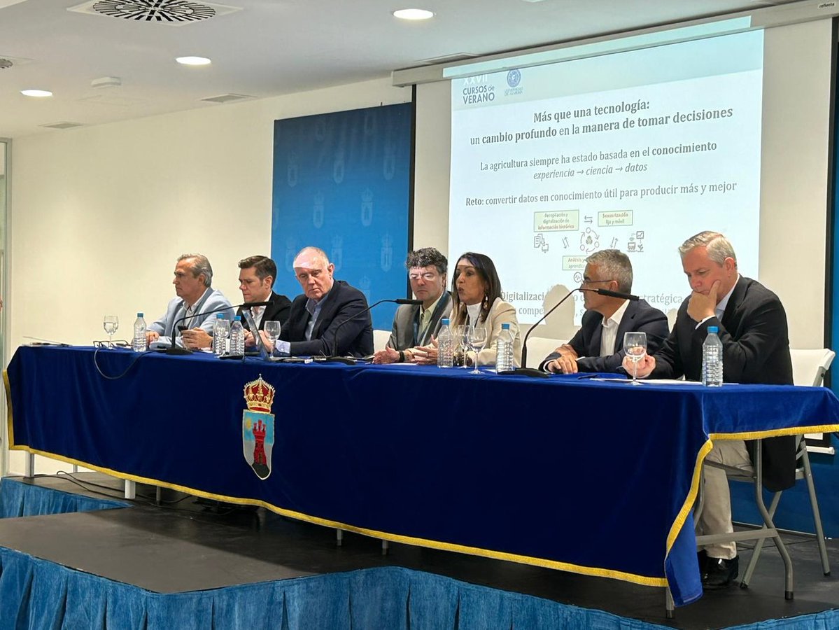 IfapaJunta's tweet photo. La presidenta del #IFAPA, @martabosquet, participa en los #CursosdeVerano de @ualmeria para dar a conocer los proyectos de #digitalización agrícola 🛜🚜

Ha explicado el trabajo del IFAPA en este ámbito y las líneas de investigación, innovación y transferencia del conocimiento🌱 https://t.co/BhuJLuQo0X
