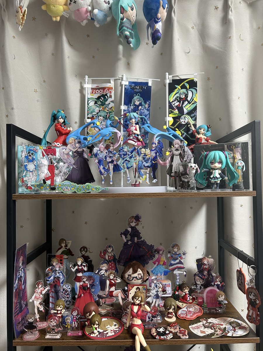 rin_coffret_'s tweet photo. オタク棚整理した！
飾れてないグッズまだあるのに場所がもうない。 https://t.co/CS7jJbLVGE