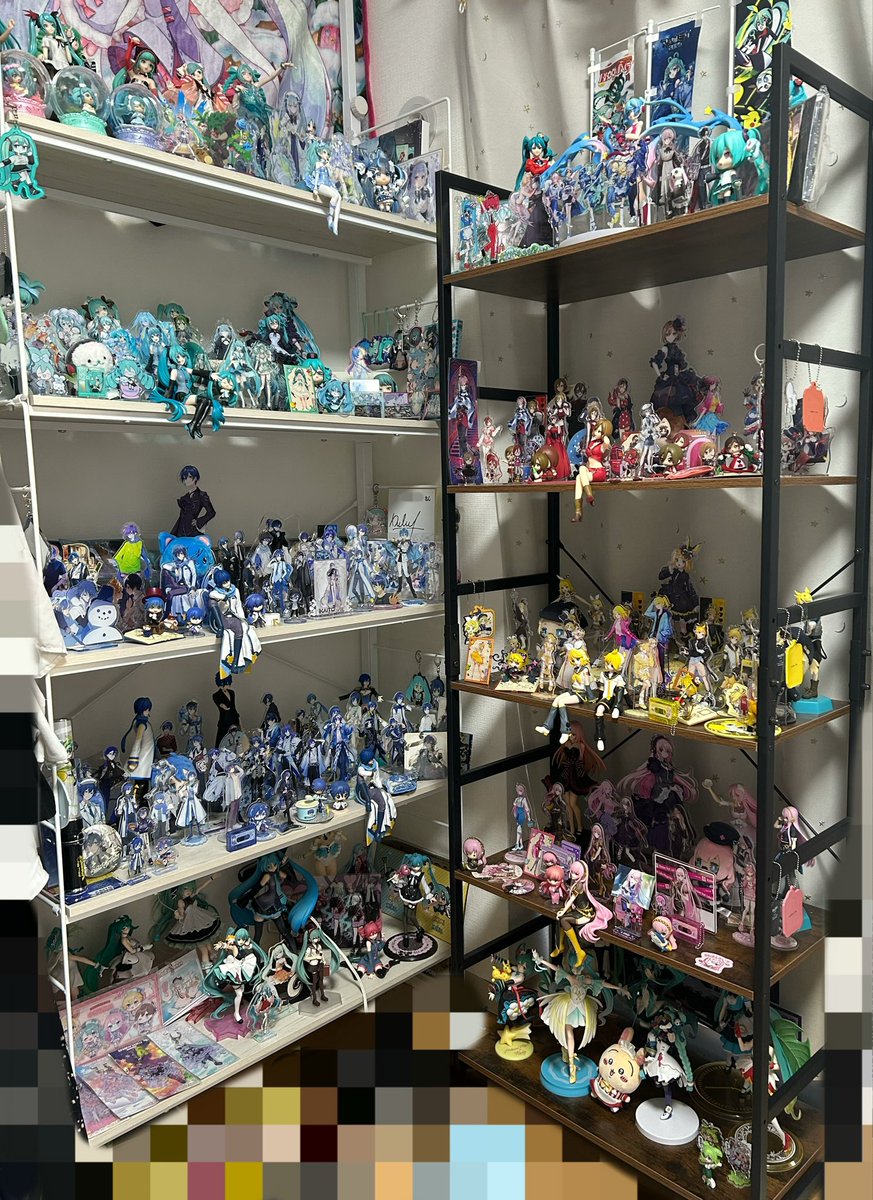 rin_coffret_'s tweet photo. オタク棚整理した！
飾れてないグッズまだあるのに場所がもうない。 https://t.co/CS7jJbLVGE