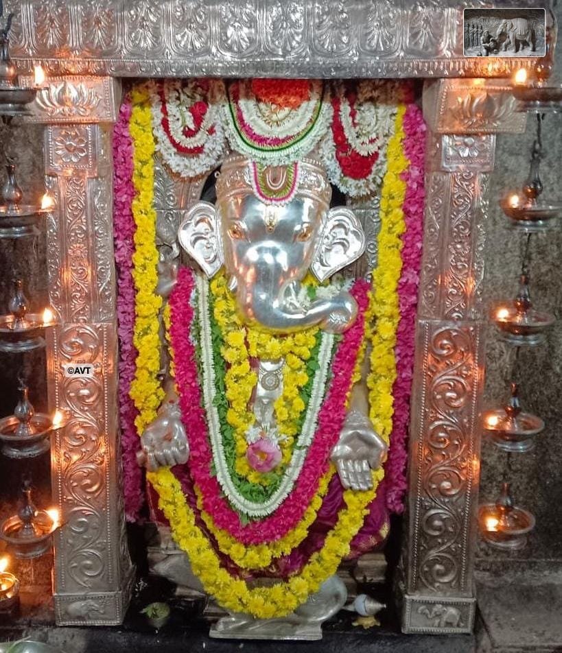 DpHegde's tweet photo. Anegudde Shri Vinayaka Kumbashi #Kundapura

Today's Alankara 🙏

ಇಂದಿನ ಅಲಂಕಾರದಲ್ಲಿ ಆನೆಗುಡ್ಡೆ ಶ್ರೀ ವಿನಾಯಕ ದೇವರು https://t.co/lqbtLZwCcx