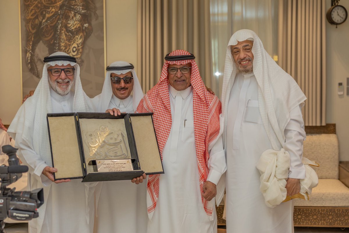makkahnews1's tweet photo. الدكتور بكري عساس يستعرض «رحلة الجامعات السعودية» في إيوان المودة

 https://t.co/zlUwh65nzN

#إيوان_المودة #الطائف https://t.co/keXg1Il9NV