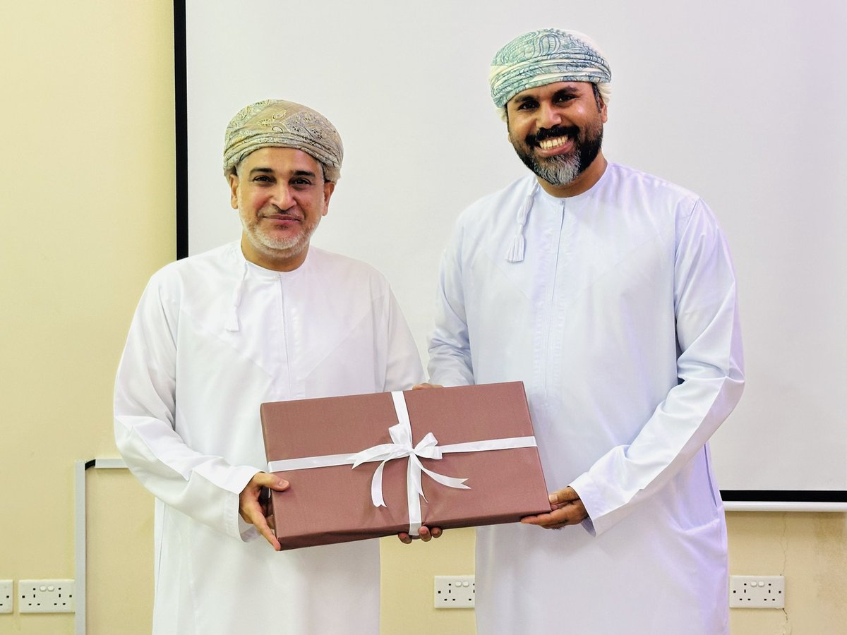 EduGovSbt3335's tweet photo. بحضور الأستاذ سعيد الفاخري، عُقد اجتماع الكادر الإداري والتدريسي، تضمن تقديم الشكر والتقدير للجهود المبذولة، واستعراض تقرير جودة الأداء المدرسي وخطة المدرسة، وتحليل نتائج الزيارات الإشرافية والتحصيل الدراسي للدور الأول، واختُتم بتكريم نخبة من المعلمين المتميزين تقديرًا لعطائهم🌟 https://t.co/oD0UdkG0p9