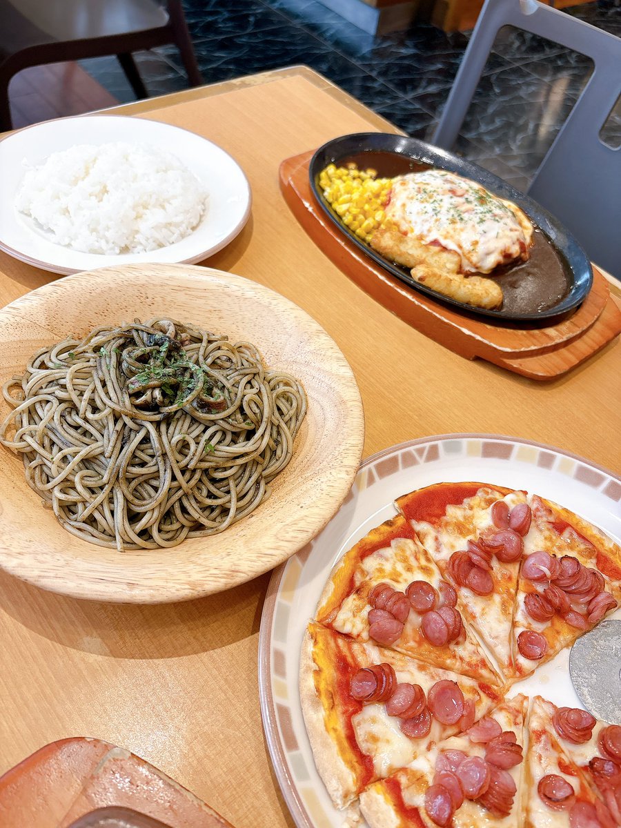 810_0327's tweet photo. 今日は次女と2人ご飯で
せっかくだからお外にしよう٩(●˙▿˙●)۶
…って色々案を出し合い…
結局2人共一致したのが
サイゼの辛味チキン🍗ということでw
サイゼごはん♡
…で、辛味チキンの食べたい欲で
先に食べてしまって写真忘れました😇
#夜ごはん https://t.co/Rh8o07Ml2L