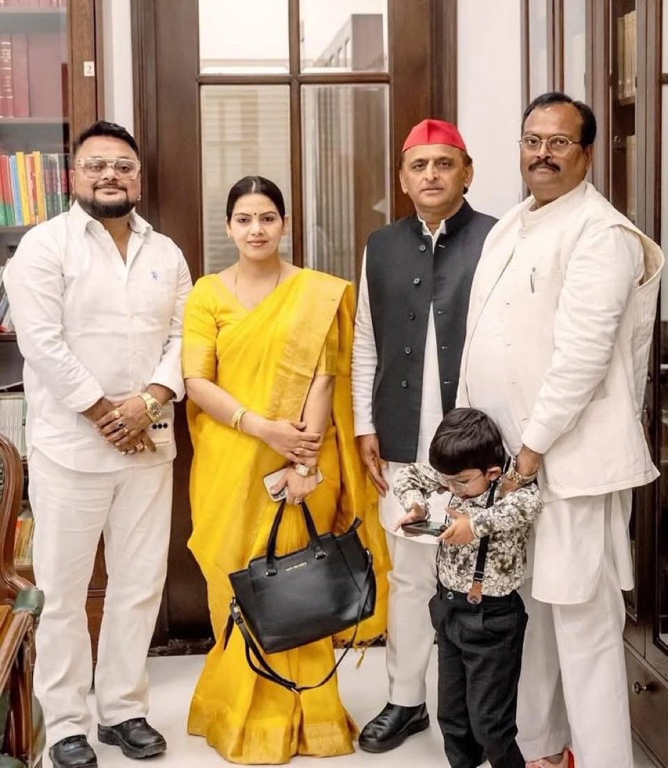Roshniyadavmp's tweet photo. उत्तर प्रदेश के पूर्व मुख्यमंत्री भैया श्री अखिलेश यादव जी को जन्मदिन की हार्दिक शुभकामनाएँ बधाई 

भगवान श्रीकृष्ण की कृपा से आप सदैव स्वस्थ, सुखी, यशस्वी एवं दीर्घायु रहें।

@yadavakhilesh https://t.co/o1I16qTRsv