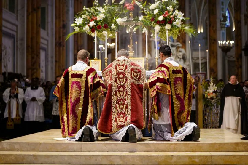 FranckAbed's tweet photo. J'ai le sentiment que la FSSPX a, sur le long terme, perdu la bataille institutionnelle. Il est extrêmement difficile – sauf circonstances exceptionnelles – de l'emporter durablement contre une institution aussi ancienne et structurée que l'Église. 

À partir du moment où les communautés Ecclesia Dei continuent de se développer, de former des prêtres et de s'enraciner dans la durée, la position de la FSSPX devient de plus en plus délicate à moyen et long terme.
Cela ne signifie pas qu'elle soit condamnée à brève échéance. 

En effet, elle dispose encore d'une assise importante, d'un réseau international solide et d'une véritable capacité d'attraction, ce qui la préserve, pour l'heure, du sort de nombreuses dissidences traditionalistes devenues des groupuscules marginaux ou sédévacantistes. 

Elle a également réussi, jusqu'à présent, à contenir les scissions internes (" on " ne gagne pas contre l'institution ou très rarement...). La véritable question est ailleurs selon moi. 

Quelle sera la stratégie des communautés Ecclesia Dei dans les années à venir ? C'est probablement là que se jouera l'avenir du traditionalisme catholique, bien davantage que dans les groupes qui ont choisi de demeurer en dehors de la pleine communion institutionnelle...

#Eglise #Catholique #Rome #Tradition