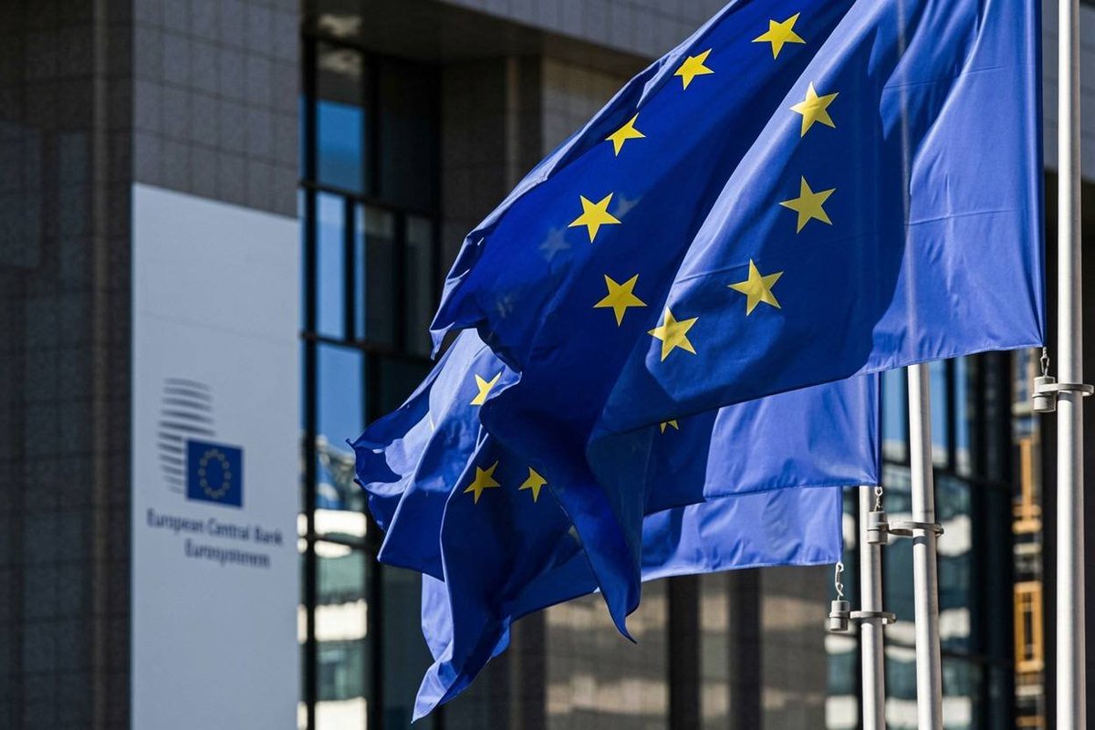 cryptorover's tweet photo. 🚨 WARNING: 🇪🇺 MiCA is now fully in effect across Europe.

And it will permanently reshape the European crypto industry.

As of today, crypto platforms without a MiCA license can no longer legally serve EU users.

Many firms have already exited the market, applied elsewhere or restricted their services.

The result?

Fewer platforms.
Less competition.
And less innovation.

While countries like the US are moving toward policies aimed at encouraging crypto investment, Europe has chosen the opposite.

This marks one of the biggest regulatory shake-ups in crypto EVER.
