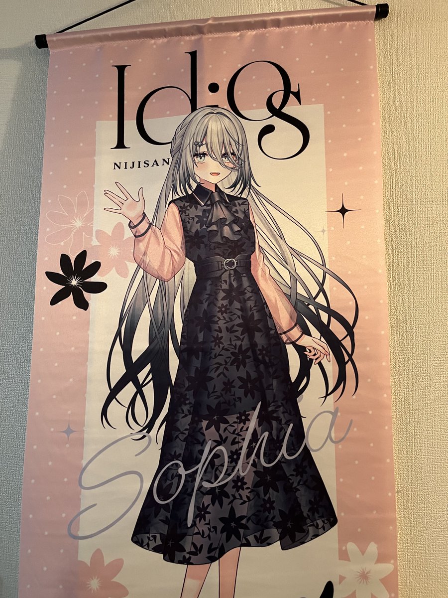 fap3_w's tweet photo. うっひょーついに届いたぜぇ
このタペストリー思ったよりデケェな・・・家狭くてりかしぃとしーちゃん
手に入れたら家がイディオスだらけになっちまうなぁ https://t.co/spavXwn5Ge