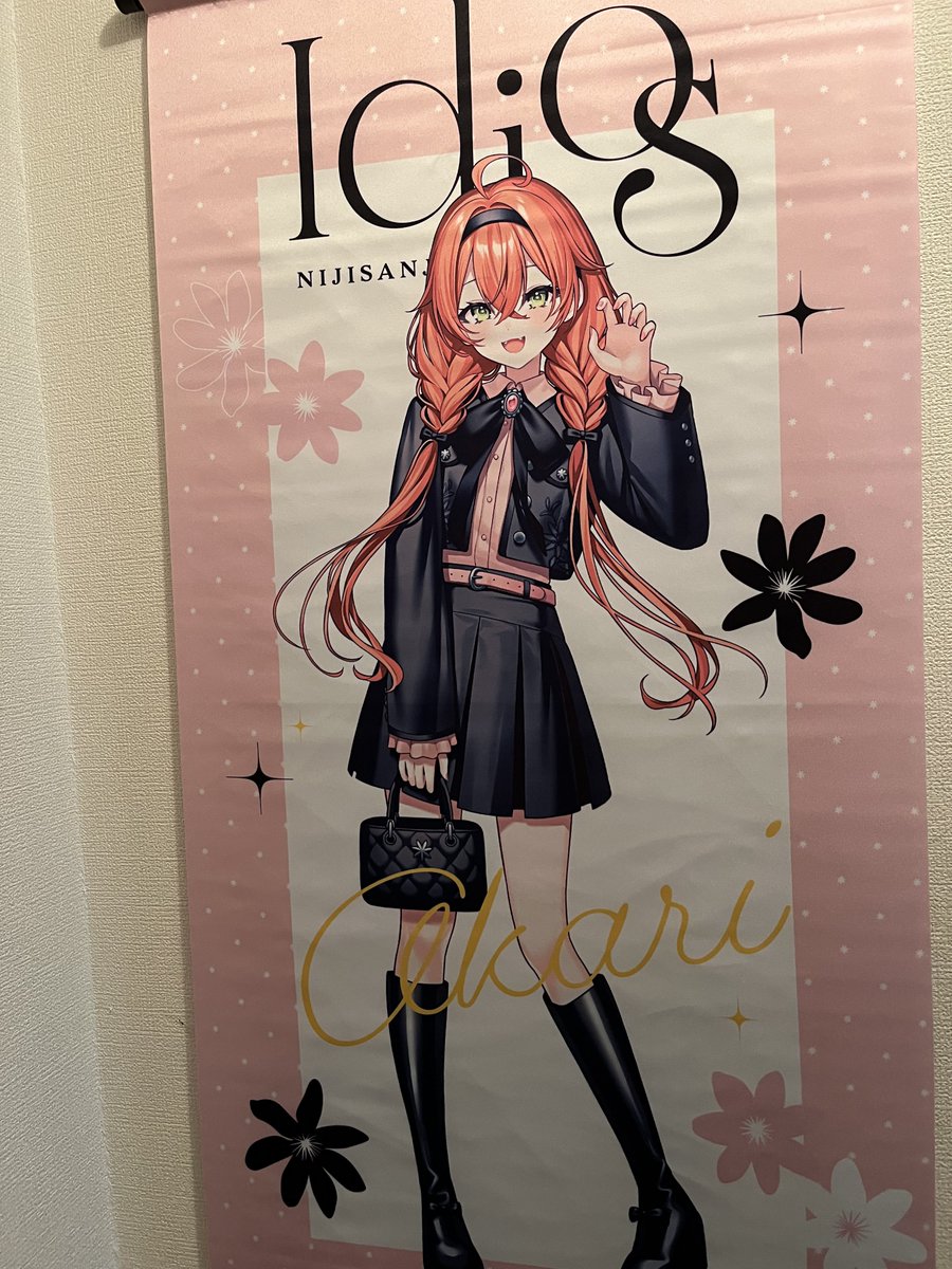 fap3_w's tweet photo. うっひょーついに届いたぜぇ
このタペストリー思ったよりデケェな・・・家狭くてりかしぃとしーちゃん
手に入れたら家がイディオスだらけになっちまうなぁ https://t.co/spavXwn5Ge