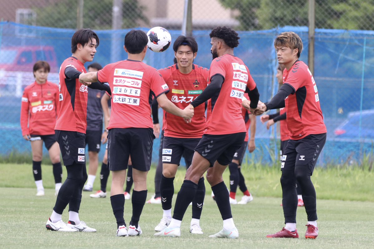 zweigen_staff's tweet photo. トレーニングフォト📸

本日より新シーズン始動！
新加入の選手たちも合流しています🔴⚫️

#zweigen https://t.co/MpPSpskmmv