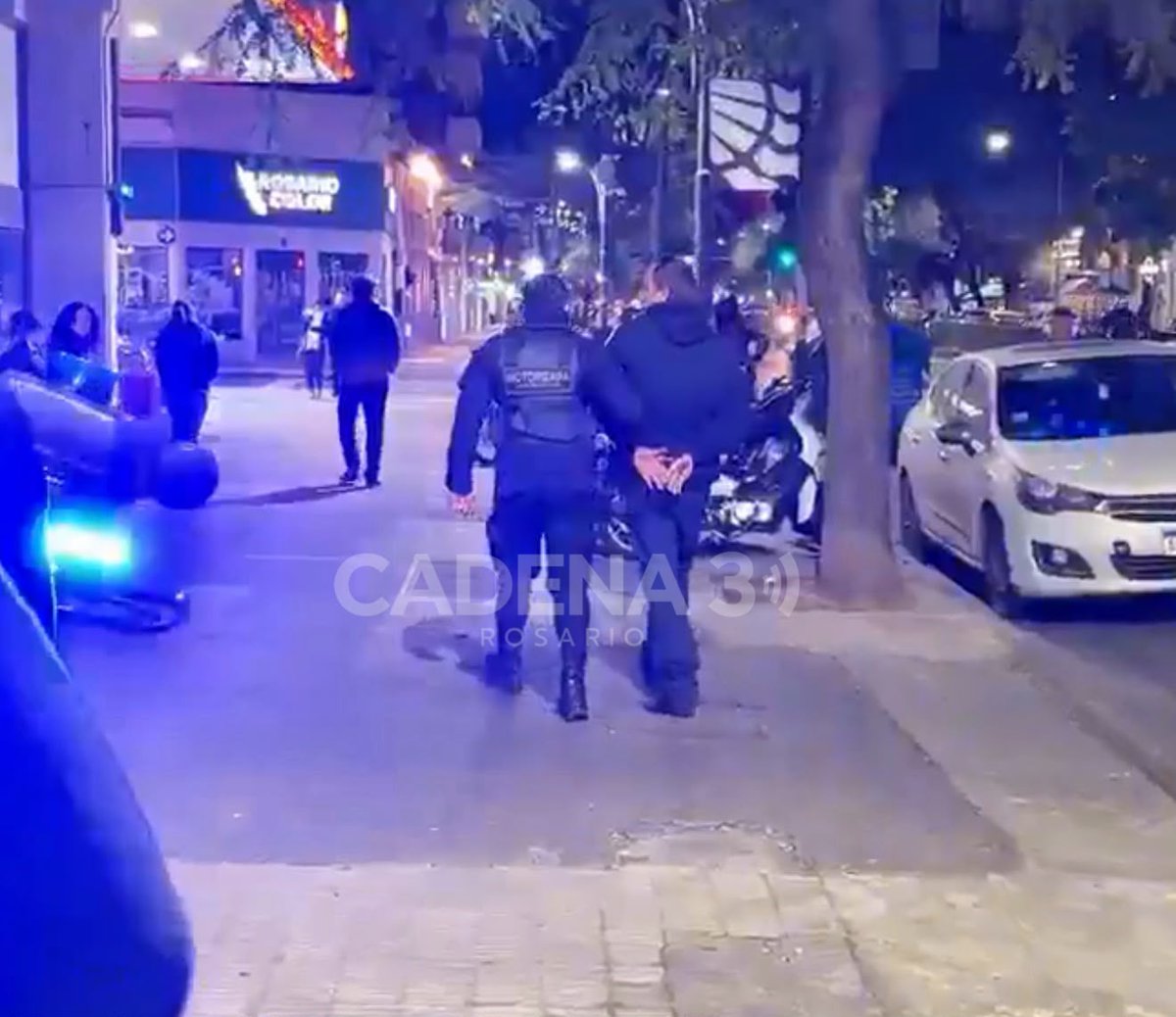 HernanFunes's tweet photo. El hombre de 39 años que fue detenido el fin de semana por untar excremento de su perro en el local del Partido Libertario de Avenida Pellegrini al 1700 de Rosario efectivamente es empleado de la PLANTA POLÍTICA del Concejo Municipal de Rosario, nombrado por el Movimiento Evita. 

➡️ En el bloque repudian el accionar, aunque por ahora no hicieron expresiones públicas.

➡️ La diputada libertaria @Malfesi quiere aportar a la Fiscalía pruebas de que lo hizo al menos 4 veces

➡️ La Justicia le dio la libertad rápidamente porque no tiene antecedentes pero a la causa penal la mantiene abierta y con medidas.