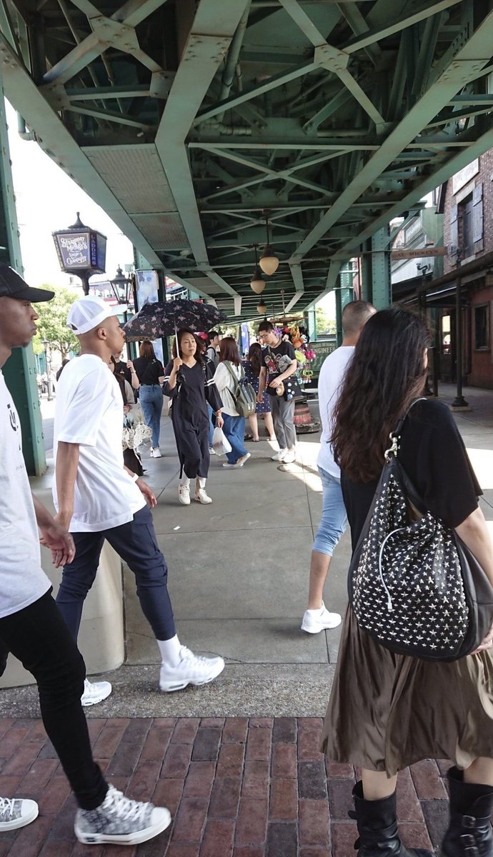 lyos1916's tweet photo. 今ワールドカップでメッシだのエンバペだのハーランドだの得点王騒がれてるけど
2019年にbulkhomeの契約でエンバペさん来日してオフ日にディズニーきててこっそりエンバペ軍団の後ろでアトラクション一緒に乗ったの懐かしすぎて草
出待ちガチってたの懐かしすぎる
めためた叫んでて草だったわ https://t.co/xPW5jxH4Ym