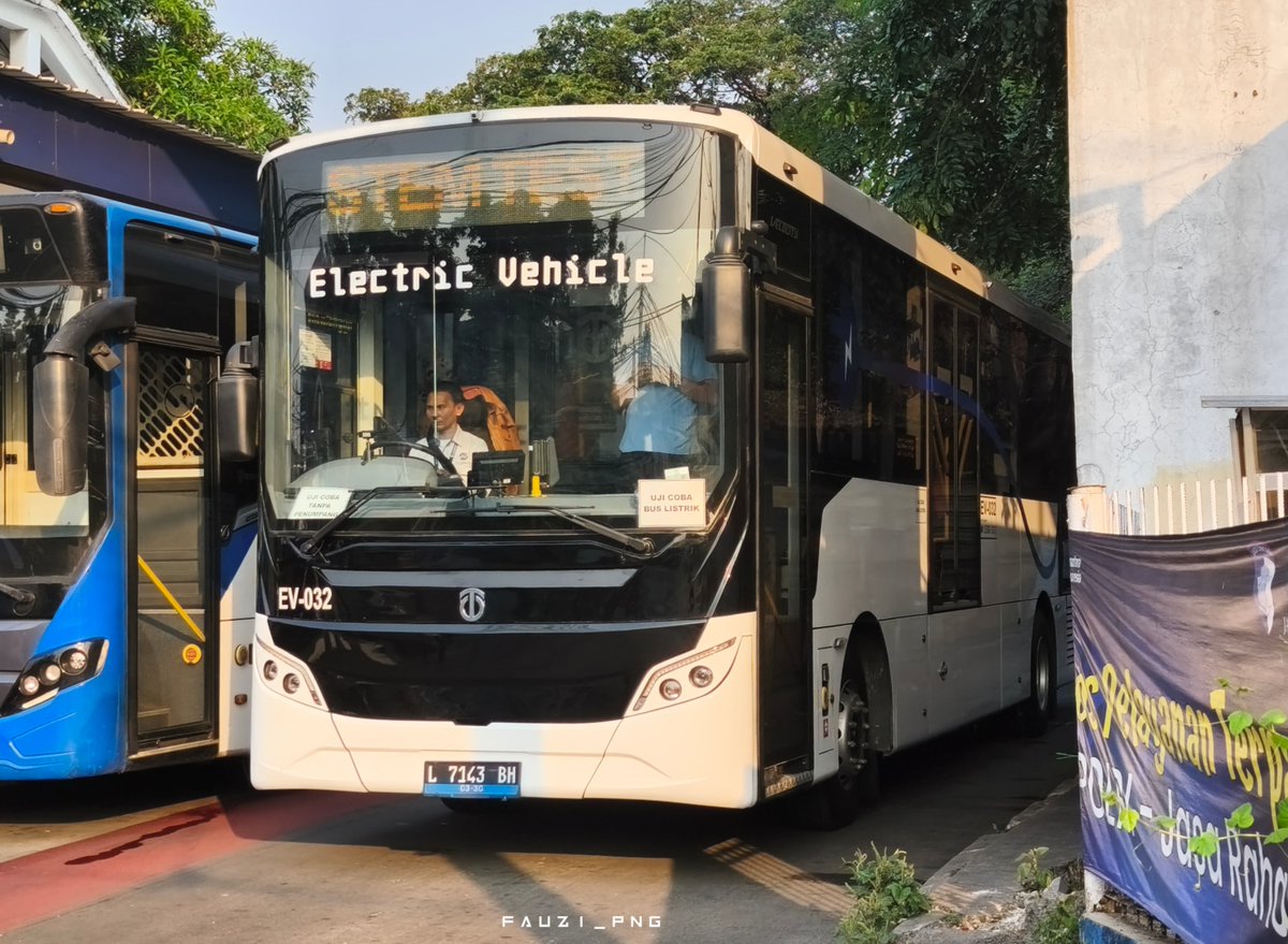 simpangmandara1's tweet photo. EV-032 accepted.. pict from bocil nailong..
@BuswayFansC 
@txttransportasi
@calomagang 
@khadajhin__ 
@BahasBus 
@AdiiAFVs https://t.co/x1RKVzrxMa