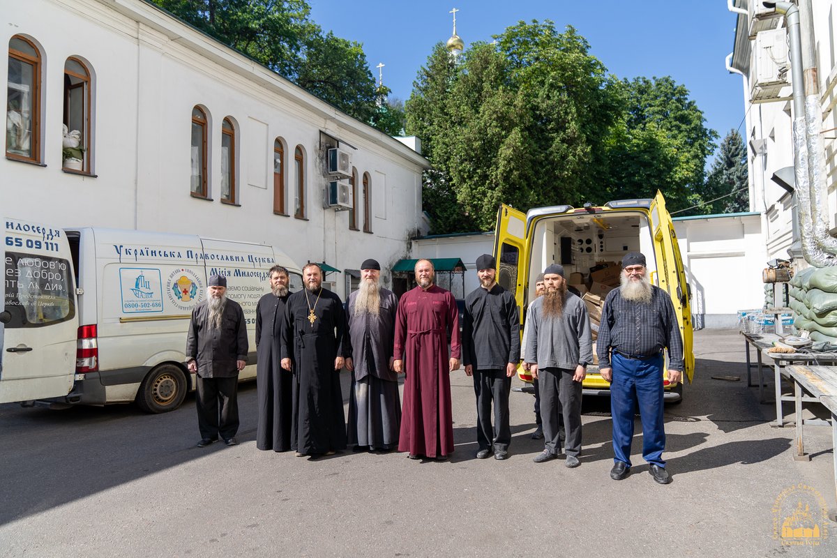 svlavra's tweet photo. КО ДНЮ СВЯТИТЕЛЯ ИОАННА ШАНХАЙСКОГО ВОЛОНТЁРЫ ИЗ КИЕВА ДОСТАВИЛИ ПОМОЩЬ В ЛАВРУ И АДАМОВКУ

2 тонны гуманитарной помощи прибыло 1 июля 2026 г. в Свято-Успенскую Святогорскую Лавру от Синодального отдела УПЦ по социально-гуманитарным вопросам и Киевской епархии УПЦ в рамках реализации программы «Миссия милосердия».

Новость на сайте ➡ https://t.co/5yNwEJEZpi

Гуманитарный груз доставили глава отдела социального служения и благотворительности Киевской епархии УПЦ протоиерей Андрей Дворовой и замглавы Синодального отдела протоиерей Константин Дворовой.

Батюшки привезли солнечные панели, инвертор и необходимые комплектующие, а также продукты питания: мясо, сало, рыба, фрукты, овощи и др.

Также отцы Андрей и Константин доставили гуманитарную помощь в лаврский скит в честь святителя Иоанна Шанхайского в с. Адамовка.

«Эту поездку мы приурочили ко дню памяти святителя Иоанна Шанхайского и двум юбилеям: 130-летию со дня его рождения и 60-летию со дня кончины святителя. Святой Иоанн явил всем нам пример милосердия. И благодарим Бога, что нам удалось доехать на малую родину святителя Иоанна именно сейчас, для участия в праздничных богослужениях», — отметил отец Андрей.

Далее батюшки-волонтёры отвезут помощь защитникам Украины и мирным жителям прифронтовой зоны — нуждающимся верующим приходов УПЦ в Славянске и Краматорске.

Отметим, уже два месяца Святогорская Лавра без электричества, потому для поддержания нормальной жизнедеятельности монастыря необходима автономная система энергоснабжения.

Также напомним, что в прошлый раз отцы Андрей и Константин доставили гуманитарный груз в Святые Горы в мае этого года.

Желающие оказать поддержку Свято-Успенской Святогорской Лавре, её насельникам и мирным жителям, нашедшим здесь приют, могут перечислить пожертвования по указанным реквизитам: https://t.co/vBVEDZTPUO

#Лавра #Lavra #СвятыеГоры #СвятогорскаяЛавра #Святогорск #Sviatohirsk_Lavra #Svyatogorsk_Lavra #гуманитарнаяпомощь #помощь #война #беженцы #гуманитарка