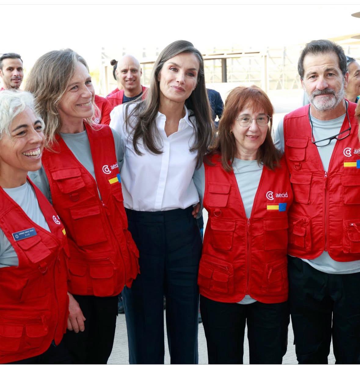 antoniosanz's tweet photo. ✈️ Hoy parten hacia #Venezuela Manuel, María del Carmen, Esperanza y Eva, cuatro profesionales del #SAS que se suman al grupo #START.

👩‍⚕️👨‍⚕️ Su vocación y compromiso solidario ponen rostro a lo mejor de nuestra sanidad pública.

💚 #Andalucía es la comunidad que más profesionales aporta a este equipo de respuesta rápida, preparado para actuar en menos de 72 horas ante emergencias humanitarias en cualquier parte del mundo.

🤝 Desde @saludand seguimos impulsando la cooperación al desarrollo y apoyando a quienes ponen sus conocimientos al servicio de quienes más lo necesitan.

#CooperaciónInternacional #SanidadPública