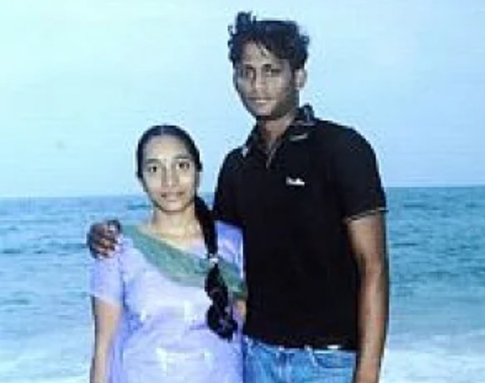 Rajstee3's tweet photo. ஒரு தனிநபர் தனது சொந்த விருப்பத்தின் அடிப்படையில் தன் துணையைத் தேர்ந்தெடுக்கும் அடிப்படை உரிமையைத் தட்டிப்பறித்து, சாதி அல்லது மதத்திற்குள் மட்டுமே திருமணம் செய்ய வேண்டும் என்று கட்டாயப்படுத்துவது தனிமனித சுதந்திரத்தின் மீதான நேரடித் தாக்குதலாகும்
#SpecialActAgainstHonourKillings https://t.co/rOgchInJtO