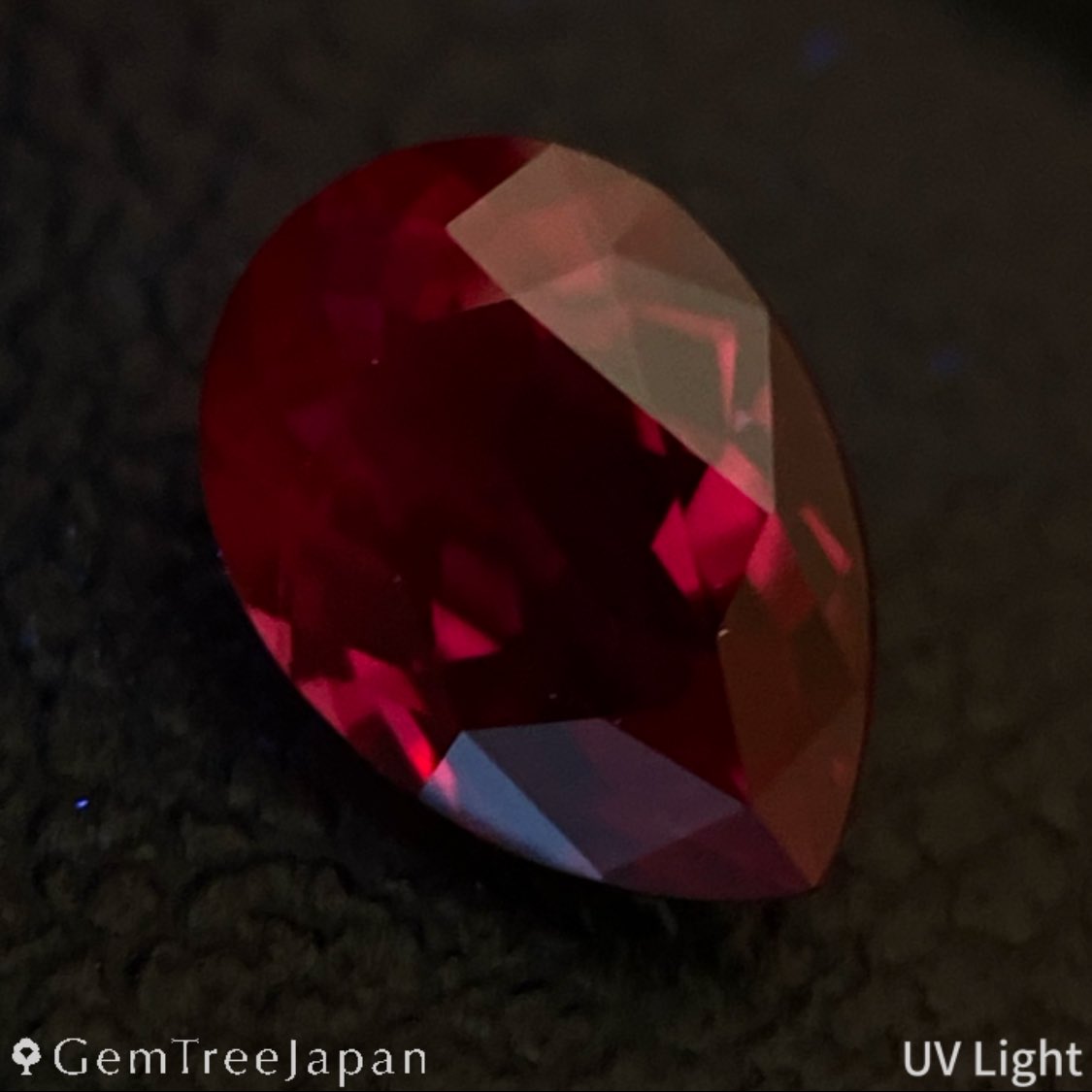 GemTree_Japan's tweet photo. 【GTJ BASE Shop】

"7月誕生石ルビー特集"

Ruby 0.488ct / Thailand

柔らかなペアシェイプに仕上げられたアイキャッチが強いピース。

日光では少しパープルを強く感じますが、部屋内ではかなり重厚・濃厚なレッドを感じます。

“タイルビー”っぽさが十分に堪能できる、非常にクリーンなルビーです。

濃厚な色のお陰で厚みによる抜けも分かりにくく大きく感じる、かなりお薦めの一石です。