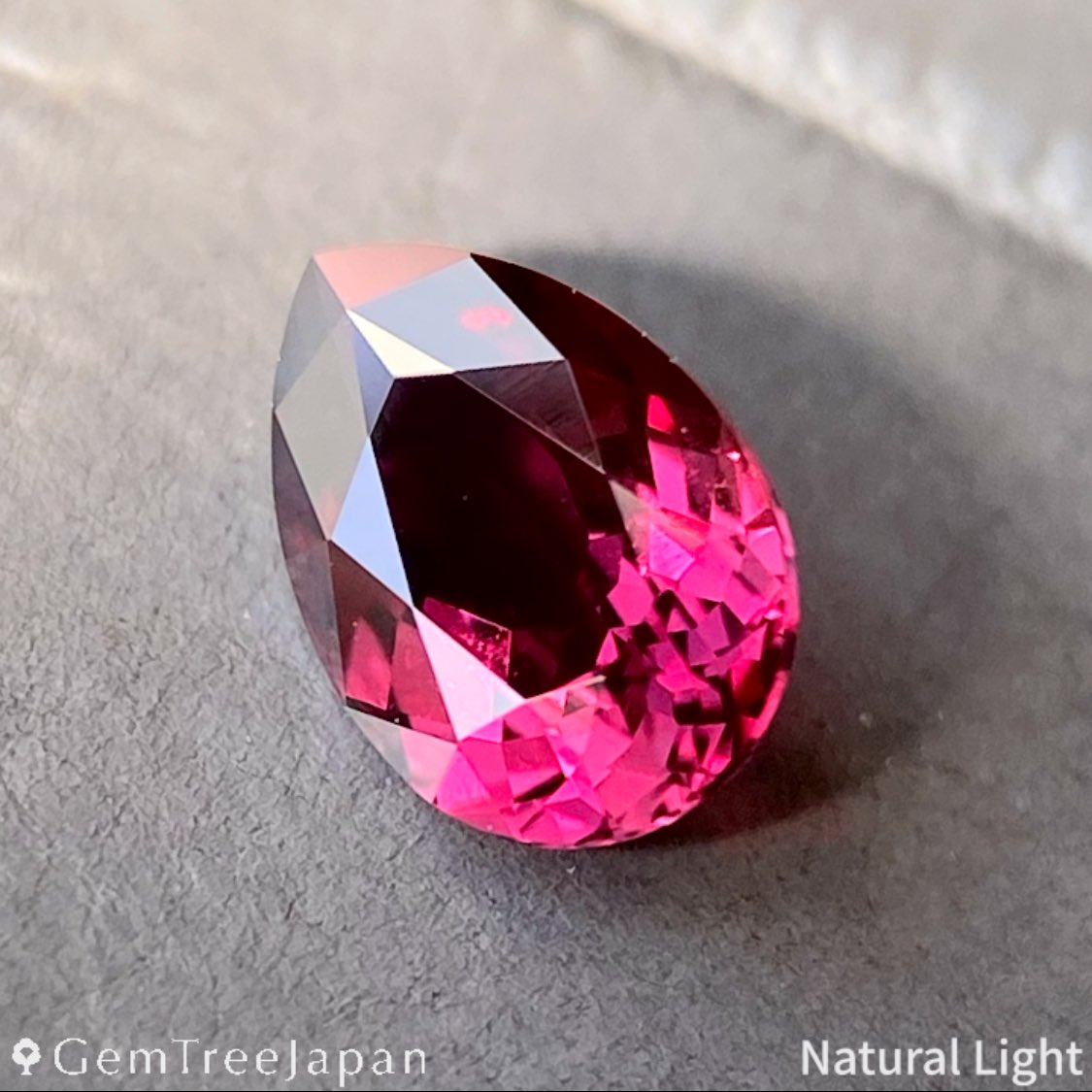 GemTree_Japan's tweet photo. 【GTJ BASE Shop】

"7月誕生石ルビー特集"

Ruby 0.488ct / Thailand

柔らかなペアシェイプに仕上げられたアイキャッチが強いピース。

日光では少しパープルを強く感じますが、部屋内ではかなり重厚・濃厚なレッドを感じます。

“タイルビー”っぽさが十分に堪能できる、非常にクリーンなルビーです。

濃厚な色のお陰で厚みによる抜けも分かりにくく大きく感じる、かなりお薦めの一石です。
