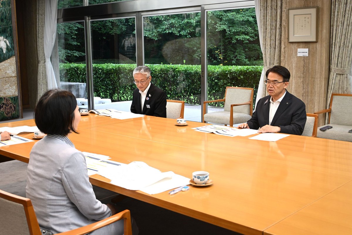 ohmura_jimusho_'s tweet photo. 午後5時から、小林愛知労働局長と、2026春闘の結果を踏まえた賃上げ環境の整備について意見交換を行いました。
愛知県では、賃上げ原資の確保に向け、企業が取り組む価格転嫁や生産性向上を支援するとともに、 #愛知労働局 や経済団体等と連携した賃上げ機運の醸成にもしっかりと取り組んで参ります。 https://t.co/4YRCg1Dj51