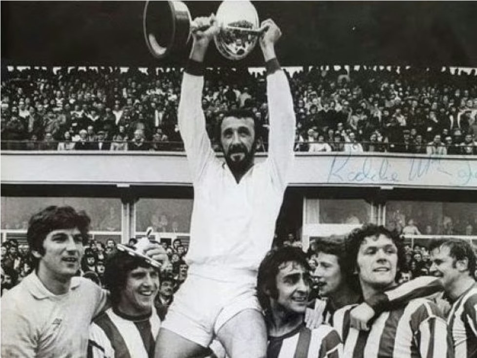 tokens67's tweet photo. @Highland__paddy @Boola_vogue Reading on Celtic Wiki we won this tournament. Drew 1-1 with Red Star, then beat Arsenal and Australia 3-2.
Top 2 played the final and we beat Red Star 2-0👍
Danny with the trophy https://t.co/5PdphBqapF
