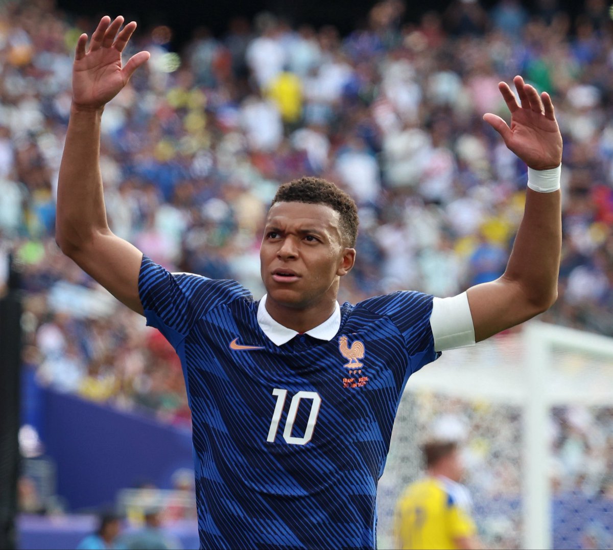ActuFoot_'s tweet photo. 🚨 George Weah 🇱🇷 : « J’ESPÈRE QUE LAMINE YAMAL 🇪🇸 CONTINUERA DE PROGRESSER DANS SA CARRIÈRE MAIS C’EST INCOMPARABLE AVEC MBAPPÉ 🇫🇷. 🤯

TOUT LE MONDE SAIT QUE MBAPPÉ EST TRÈS LOIN AU-DESSUS. 🥵

C’est un PHÉNOMÈNE. C’est vraiment un TRÈS BON JOUEUR et un très bon buteur. 🤩

Lamine Yamal 🇪🇸 est un jeune garçon et il ne faut pas le comparer avec Kylian Mbappé 🇫🇷. ❌

Mbappé est un phénomène alors que Lamine Yamal est juste en train de grandir. » 

🎙️ @elchiringuitotv