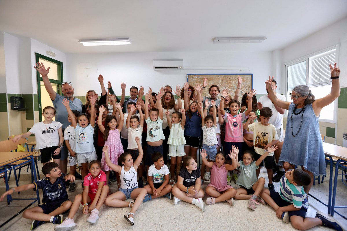 EducaAnd's tweet photo. Arranca el 📚 Plan de Refuerzo Estival 🌞y la consejera en funciones @MC_CastilloMena visita el CEIP Virgen de Luna en Escacena del Campo (#Huelva) en el primer día de este programa que bate récords con 26.041 alumnos en #Andalucía 📝 https://t.co/E9bF1IqYqr