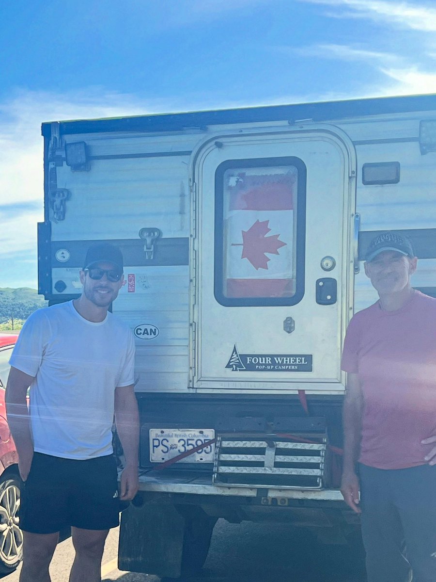 008zennie's tweet photo. sid sighting in norway 🇳🇴 

this couple met him during their hike and took photos with him (sid asked to take the photo with the BC plate in the background lol) 🥹 https://t.co/W9k17xzbaJ