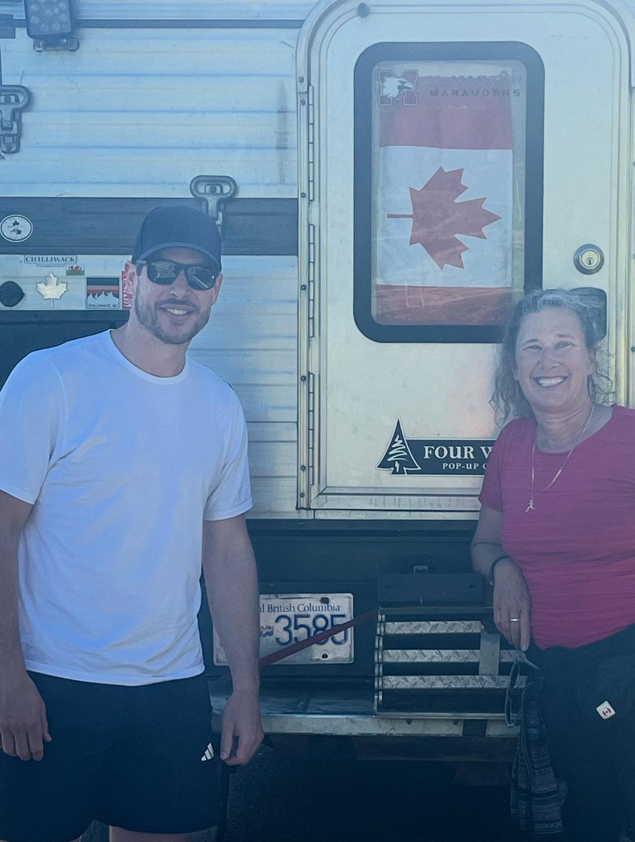 008zennie's tweet photo. sid sighting in norway 🇳🇴 

this couple met him during their hike and took photos with him (sid asked to take the photo with the BC plate in the background lol) 🥹 https://t.co/W9k17xzbaJ