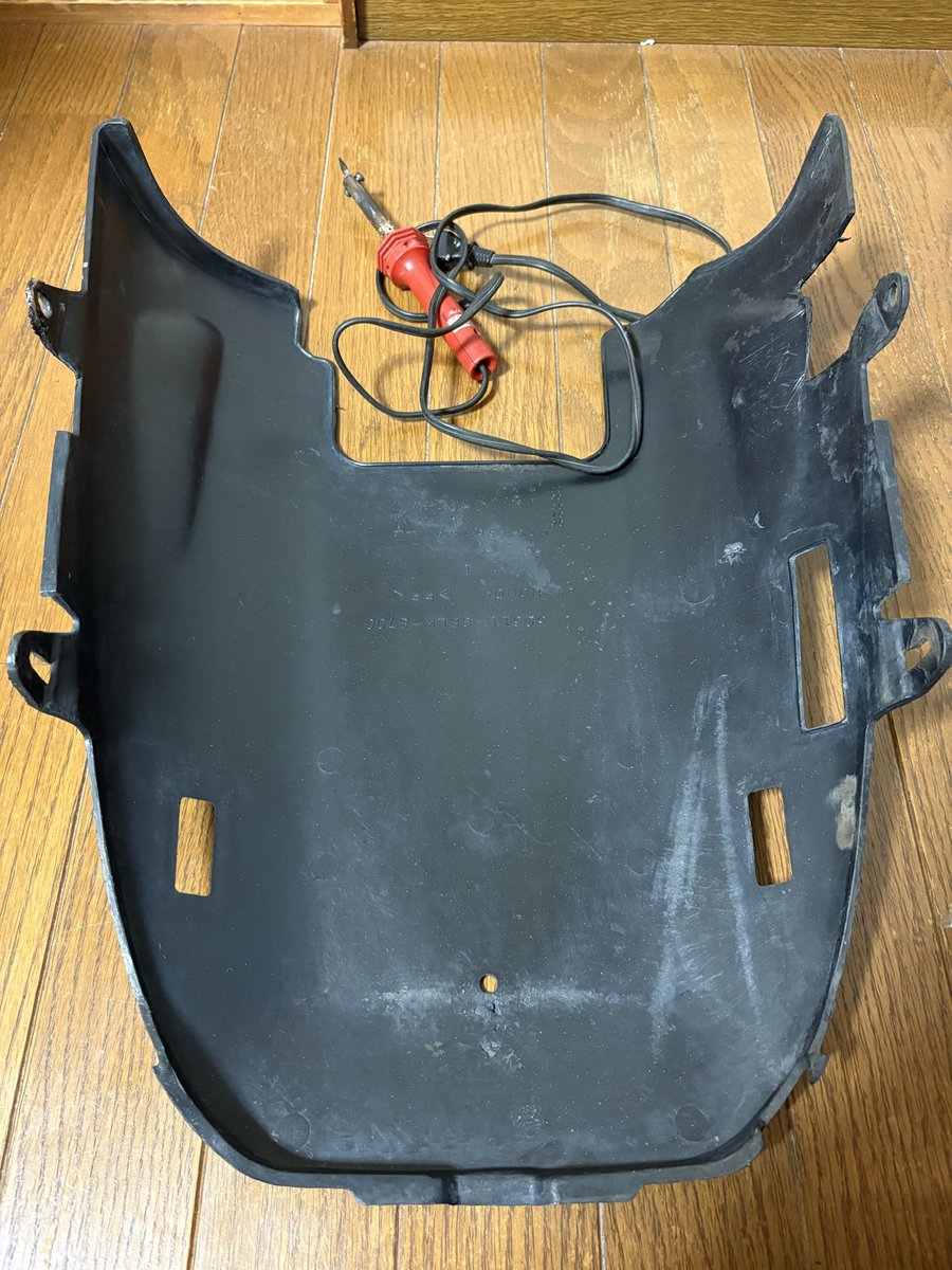 BodL01k7K4DGu4b's tweet photo. 今日も帰ってきてDIO ZXのアンダーカウルのビス取り付け部の欠けをプラスチックと発泡スチロールで混ぜて盛りました✨
ここまで盛ればたぶん大丈夫👌あとは細かいキズをハンダで溶かして滑らかに☺️
ここの色も赤🟥にしたい！
本日もお疲れ様でした〜🙌
#DIOZX https://t.co/4Cb0MOLbLI