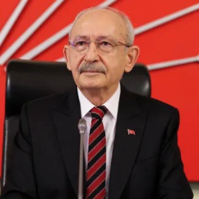 frekanstr_'s tweet photo. Fatih Altaylı'dan Kılıçdaroğlu'na:

"Arınma diye işe başlayan Kayyum’un arınmadan neyi kastettiği hızlıca ortaya çıkıyor.

Arınma dediği, tüm şaibelileri etrafında toplayarak açıkta pislik bırakmamak galiba.

Önce kanserle boğuşan bir belediye başkanı genç kadına iftira atan birini yanına aldı.

Sonra da bir mafya üyesi ile yaptığı ahlak dışı konuşmanın kaydı ile gündeme gelen bir başkasını parti yönetimine getirdi.

Diğerlerini zaten biliyorsunuz, tekrarlamaya gerek yok.

Aslında bir yandan da çok iyi yapıyor.

Yarın öbür gün CHP’de bir kurultay yapılır ve parti gerçek CHP’lilere, gerçek muhaliflere, gerçek hak edenlere geri verilirse yeni yönetimin işi kolay olacak.

Çöp kovasını tek seferde boşaltıp partiyi temizleyebilecekler.

Ancak o güne kadar Kayyum’a her gün soracağım.

Sürekli olarak CHP yönetiminden nemalanan, para alan gazetecilerden söz ettin.

Artık suyun başındasın ve tüm hesaplar elinde.

CHP’den para aldığını iddia ettiğin gazetecileri açıklamazsan şerefsizsin, haysiyetsizsin, onursuzsun.

Açıklayacaksın.

Bir damla haysiyetin, bir damla onurun varsa onurlu ve şerefli insanları töhmet altında, zan altında bırakmazsın.

Açıklarsın."