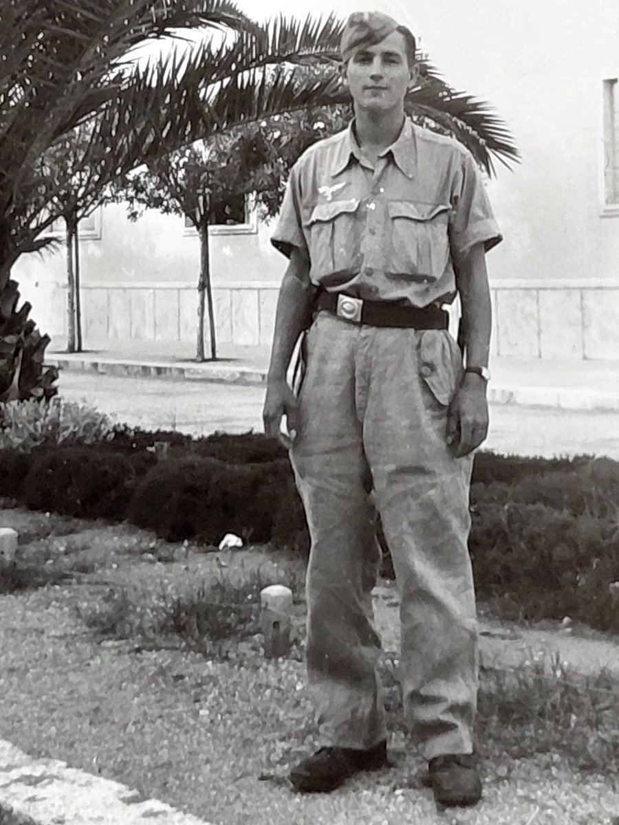 Metapolitiker's tweet photo. Die erste mir bekannte Tuschezeichnung meines Vater v. 1937 im Alter von 14 Jahren...
#Art #WKII #History #Parachutist https://t.co/bAIZndTHTi
