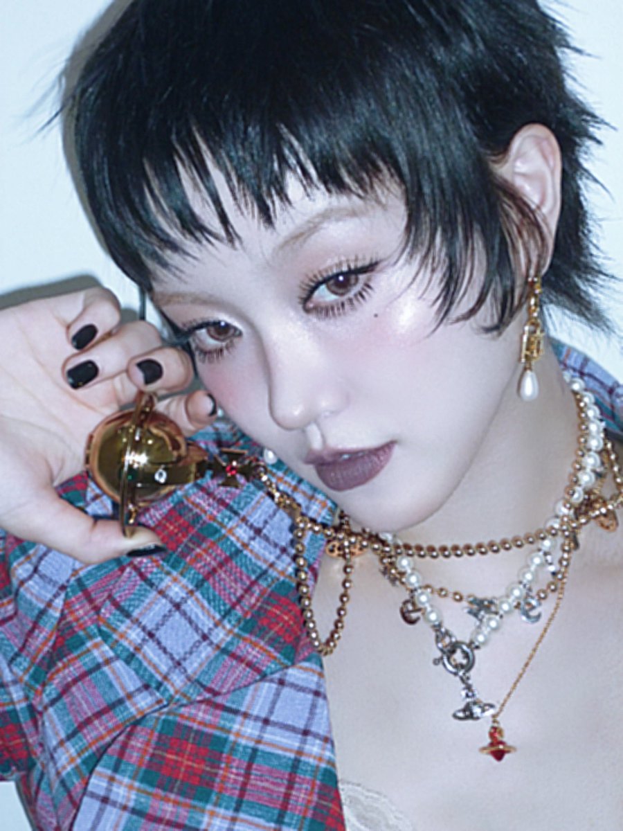 salomefcb's tweet photo. shin’s westwood lighter necklace she’s never beating the nana allegations https://t.co/qe12yX9ZqS