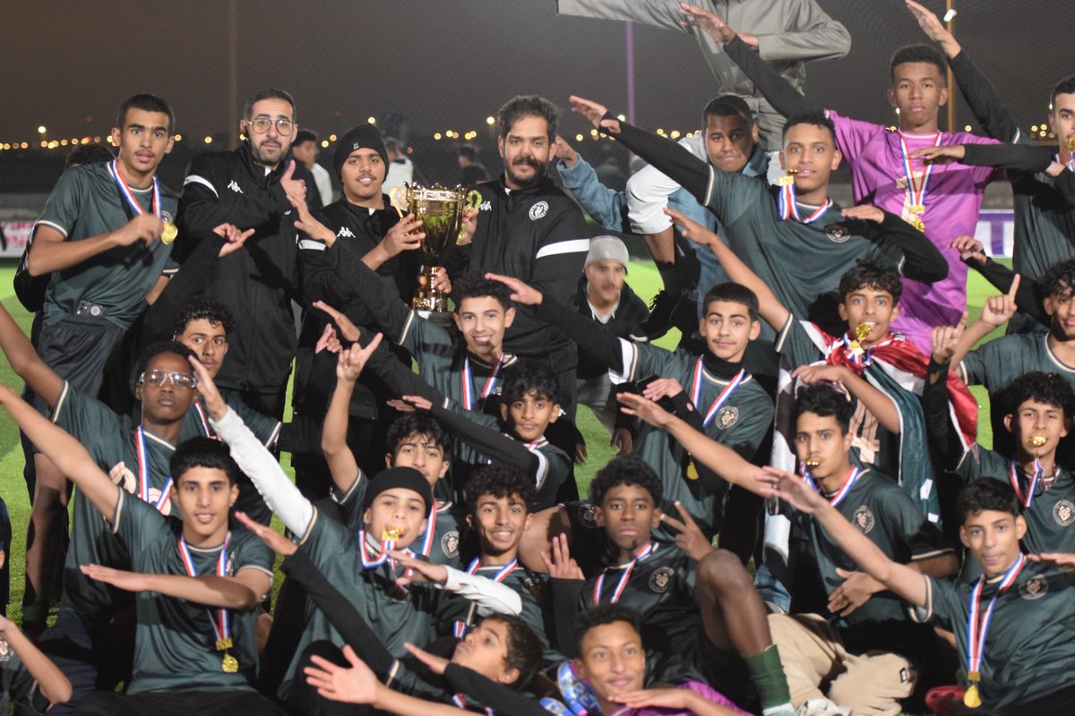Muath_Almomy's tweet photo. من أجل الحصول على نبات يمتلك جذور قوية وثمار ذات جودة عالية ،  زرع البذور يكون في بيوت محمية تتم مراقبتها والعناية بها بشكل يومي . هذا الاجراء مكلف ويتطلب وقتا كافيا وإلماما بالنبتة واحتياجاتها الخارجية والداخلية بكل مرحلة من مراحل نموها . 

وللوصول لأفضل نتيجة " بعد توفيق الله " ، تحتاج إلى مُزارع متمكن ومالك مزرعة يوفر البنية التحتية والدعم المتواصل والحماية والصبر على المُزارع وعلى البذور وعدم الإستعجال بالنتائج.