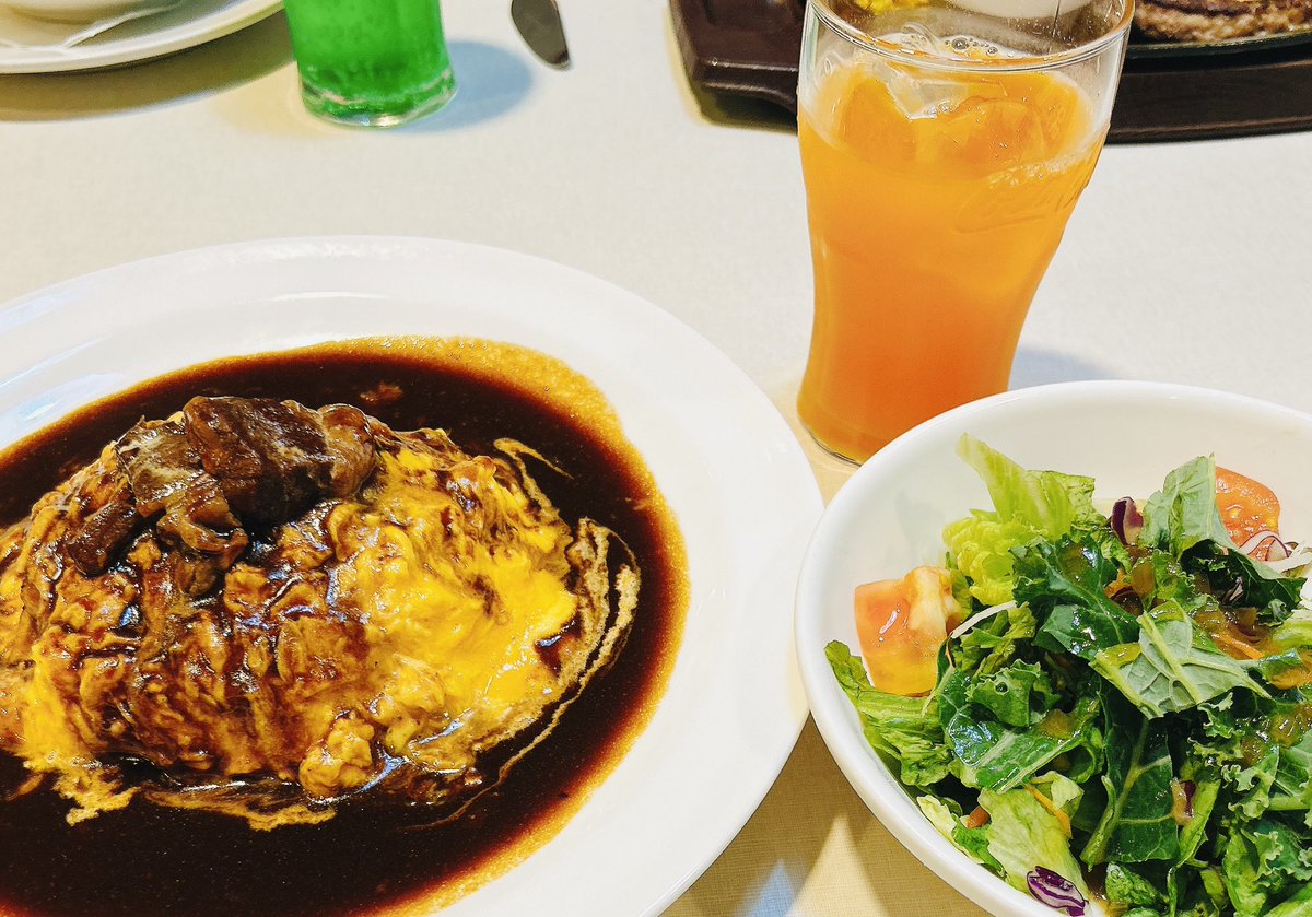 dandara20180105's tweet photo. 今日は麻城さん（@asagi37108 ）と八王子でランチしてきました♪
カフェだんだら最終日以来1年ぶりの再会で久しぶりに情報交換も出来て楽しい時間でした♪
福島のお土産や麻城さんが作ったドクロの稽古着缶バッチなど色々戴きました🙌
赤べこのキラキラスプライトポーチがめっちゃ可愛い😍 https://t.co/xbveVVSpiN