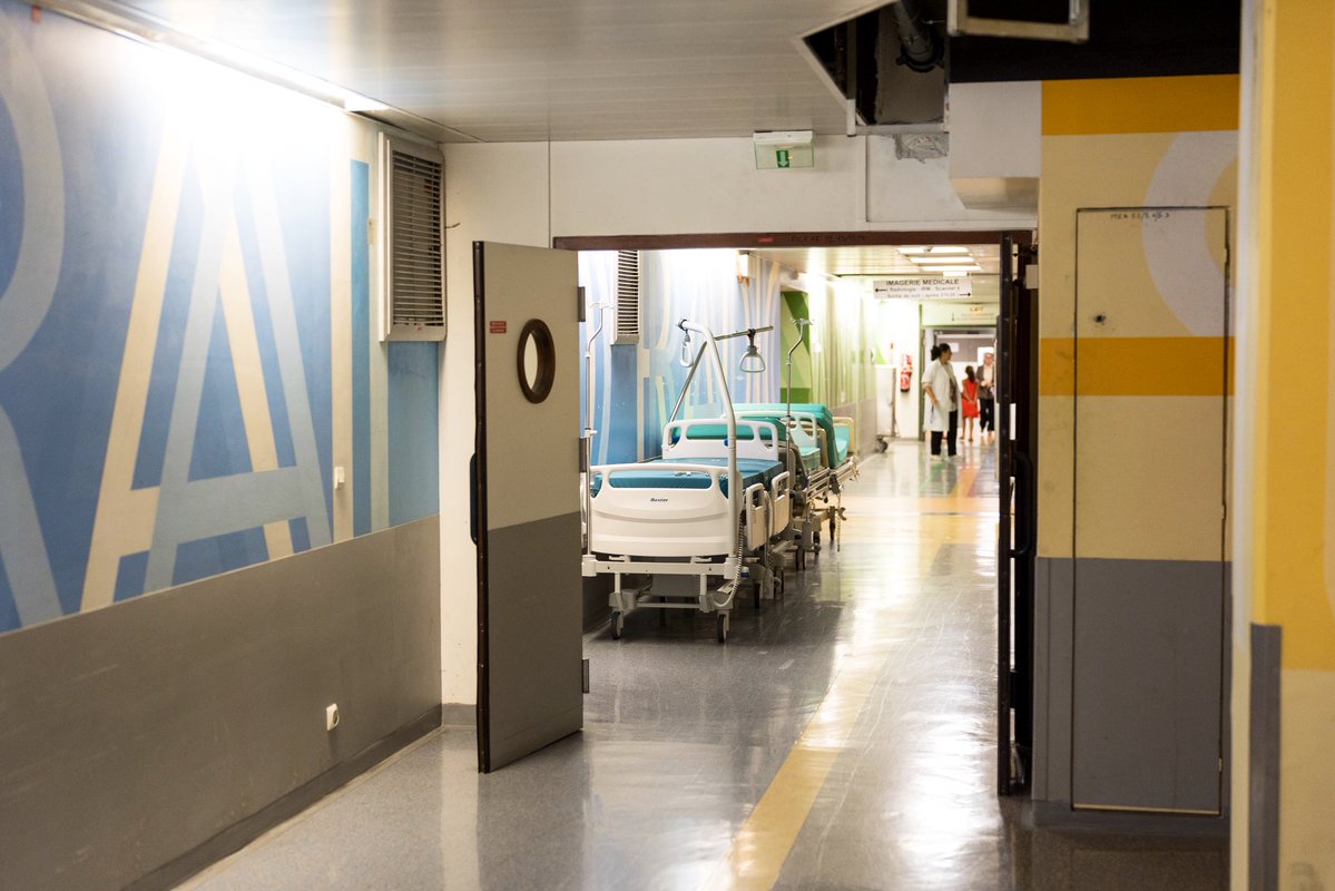 vpecresse's tweet photo. Livraison ce matin de 50 climatiseurs à l'hôpital Ballanger d’Aulnay, commandés par la Région via l'association "Solidarité pour les soignants" d’@anne_roumanoff, avec laquelle nous travaillons depuis le COVID. Nos soignants et leurs patients ont beaucoup souffert pendant la canicule. Alors qu'une remontée des températures s’annonce, nous allons très vite leur en livrer 1000 !