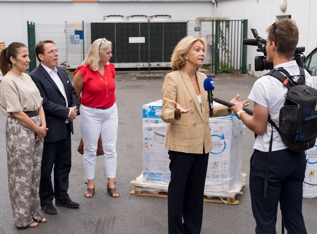 vpecresse's tweet photo. Livraison ce matin de 50 climatiseurs à l'hôpital Ballanger d’Aulnay, commandés par la Région via l'association "Solidarité pour les soignants" d’@anne_roumanoff, avec laquelle nous travaillons depuis le COVID. Nos soignants et leurs patients ont beaucoup souffert pendant la canicule. Alors qu'une remontée des températures s’annonce, nous allons très vite leur en livrer 1000 !